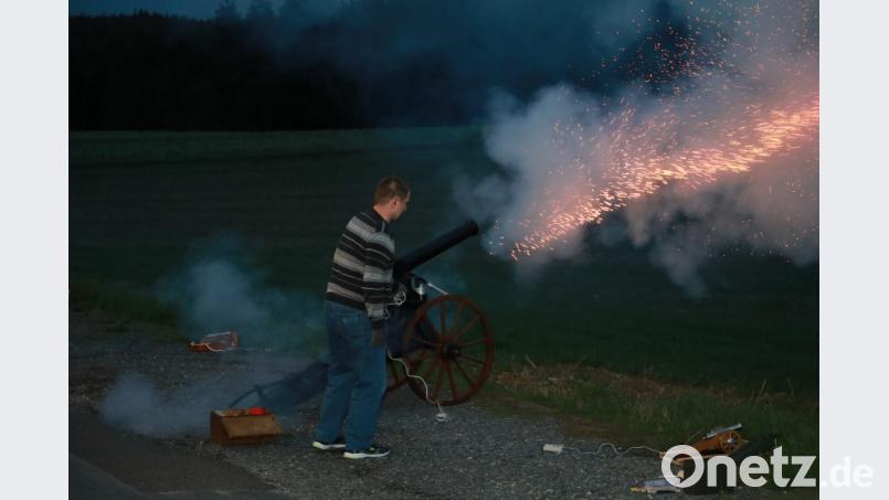 Bei der Siegesfeier für die Dreifach-Weltmeisterin Kerstin Schmidt am Schützenhaus in Siegritz wurden beim Böllerschießen auch große Kanonen aufgefahren. Bild: njn