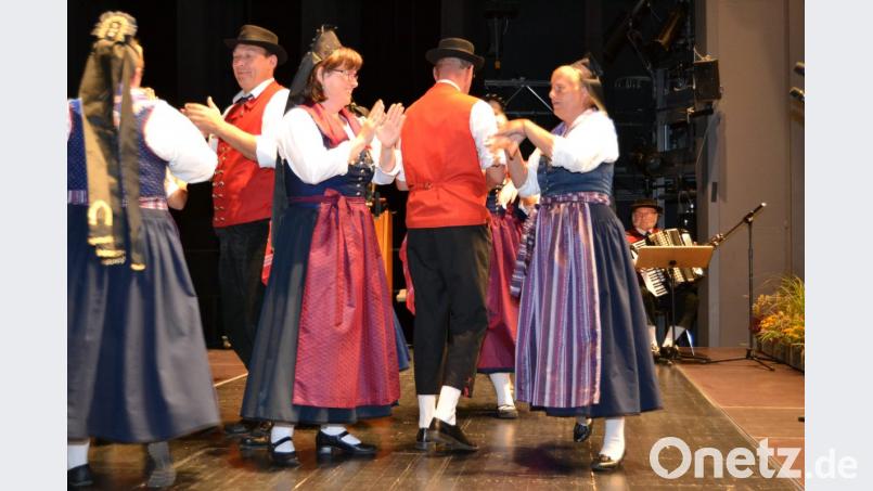 Auch das ist Heimat: die "Altbairischen", natürlich in Tracht, zeigen traditionellen Volkstanz. Bild: hcz