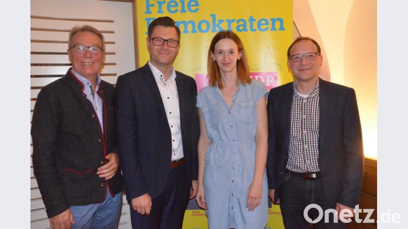 Reinhold Wildenauer, Landtagskandidat Christoph Skutella und Juli-Kreisvorsitzende Jessica Wallner (von links) freuen sich über den Vortrag von Bundestagsabgeordneten Karsten Klein. Bild: Kunz