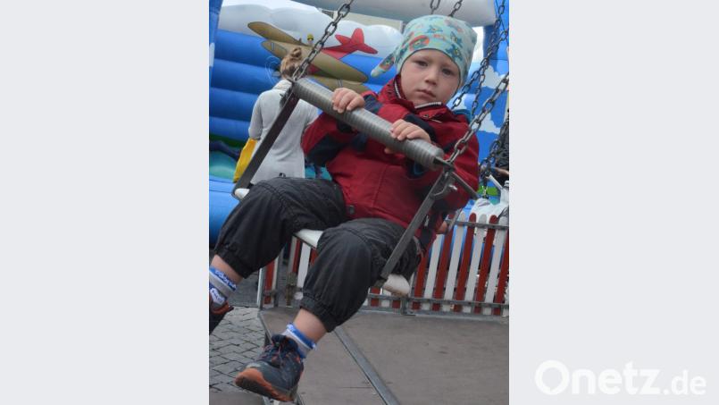 Die Kinder drehten ihre Runden im Karussell. Bild: Kunz