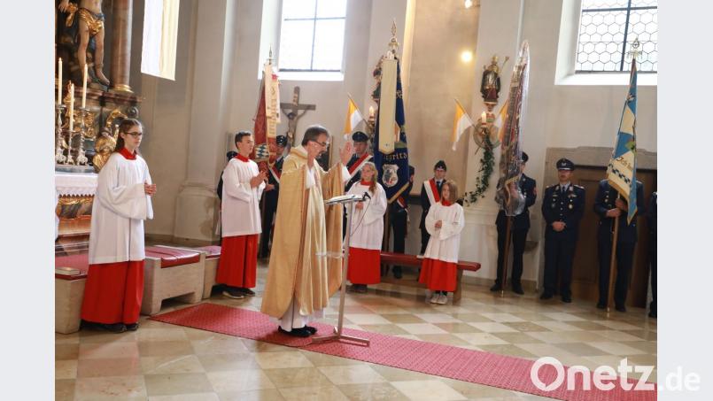 Pfarrer Martin Besold hielt den Festgottesdienst in der festlich geschmückten Mariä-Himmelfahrtskirche. Bild: njn