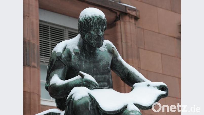 Hielt die Demokratie nicht für die beste Regierungsform: Die Figur des Philosophen Aristoteles vor der Universität in Freiburg. Bild: Patrick Seeger/dpa