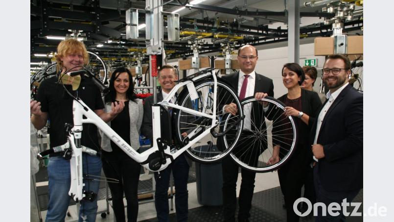 Die Fertigung im neuen Logistikzentrum an der Marktredwitzer Straße steht im Fokus beim Besuch der CSU-Delegation. Im Bild (von links) Firmengründer Marcus Pürner, die designierte Waldershofer Bürgermeisterkandidatin Margit Bayer, Landtagsabgeordneter Tobias Reiß, der bayerische Finanz- und Heimatminister Albert Füracker, Tanja Renner und Matthias Grundler. Bild: fpoz