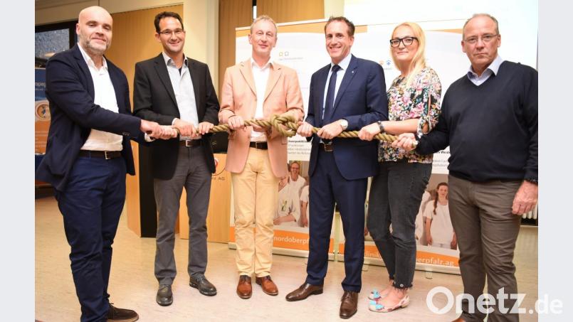 Der symbolische erste Knoten für das Netzwerk Kontinenz- und Beckenbodenzentrum zwischen dem Klinikum St. Marien Amberg und den Kliniken Nordoberpfalz AG ist geknüpft. Darüber freuen sich (von links) Dr. Thomas Papathemelis, Dr. Wolfram Schief, Dr. Ralf Weiser, Professor Thomas Bschleipfer, Dr. Gabriela Dinu und Dr. Winfried Pruy. Bild: exb/H.C. Wagner