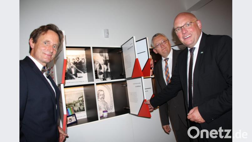 Oberbürgermeister Oliver Weigel, Bezirksheimatpfleger Professor Dr. Günter Dippold und Museumsleiter Volker Dittmar (von rechts) staunen nicht schlecht, was die Franken so alles erfunden haben. Zu den patenten Franken gehört selbstverständlich auch Philipp Rosenthal. Bild: fph
