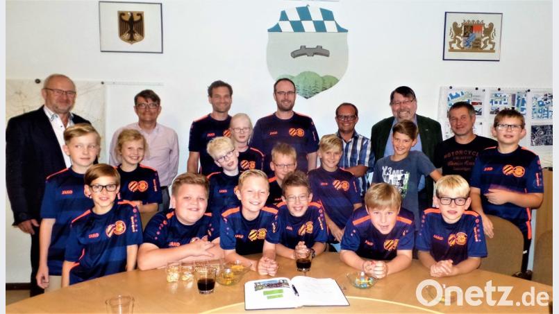 Freude bei der Siegermannschaft der E-Junioren von der 		Spielgemeinschaft Ehenfeld/Kohlberg. Sie darf sich in das Goldene Buch des Marktes eintragen. Bild: jml