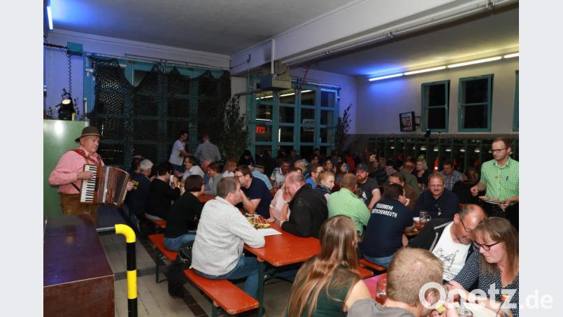 Ein volles Haus hatte die Feuewehr bei ihrem Kirwa-Zoigl. Mit auf dem Bild der Musiker Sigmund Vollath aus Bingarten (links). Bild: njn