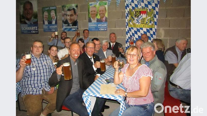 Eine Pause vom Wahlkampf gönnen sich (vorne, von links) CSU-Vorsitzender Bernhard Hinteregger, Landtagslistenkandidat Thomas Bärthlein, Bezirkstags-Direktkandidat Martin Preuß und (hinten, Mitte) Landtagsabgeordneter Harald Schwartz. Bild: sck