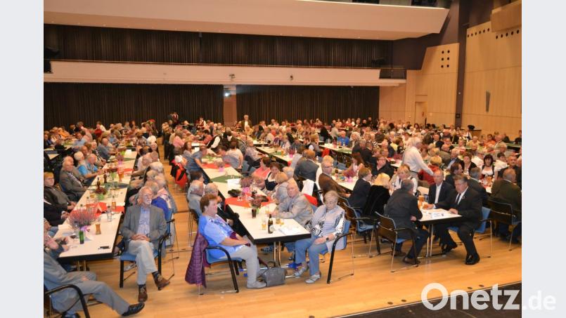 Fast 400 Besucher füllen zum "Tag der Heimat" den Gustl-Lang-Saal. Bild: hcz