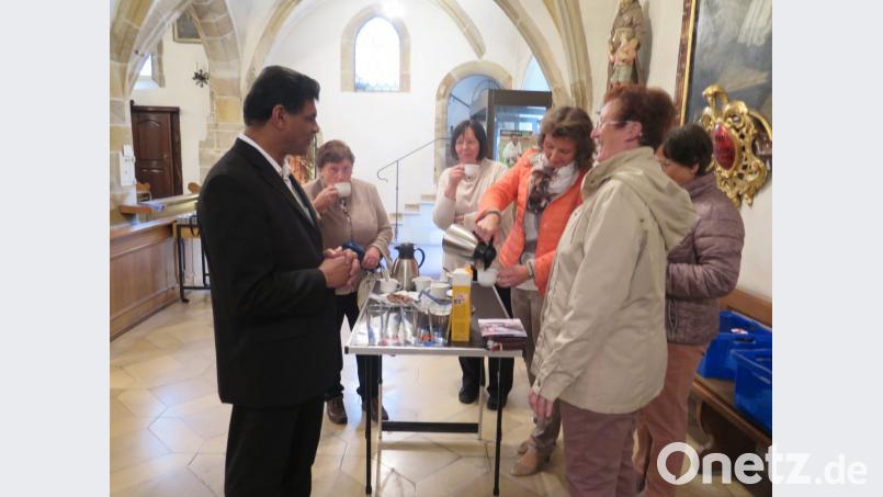 Auch Pfarrvikar Dr. Joseph Meenpuzhackal probierte ein Tasse von fair gehandeltem Kaffee. Bild: jzk