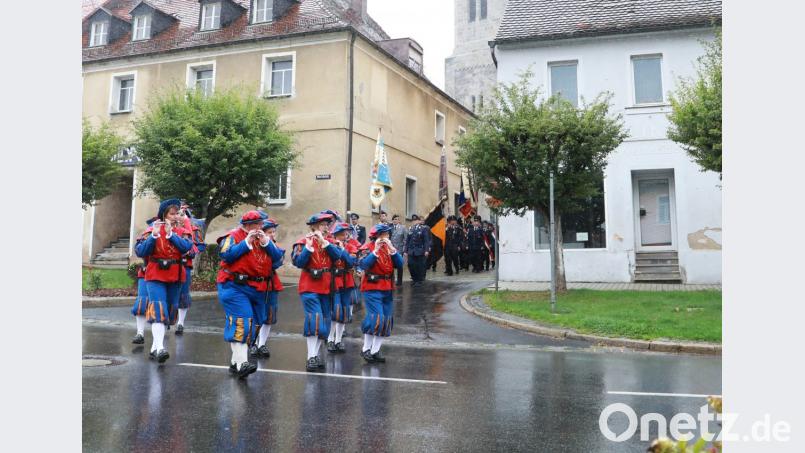 Mit der Musik des Spielmannszuges ging der Festzug bei Regen von der Kirche zum Festplatz, wo sich ein Weißwurst-Frühschoppen im Kirwa-Zelt anschloss. Bild: njn
