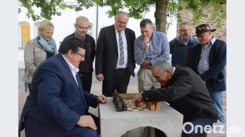 Oberbürgermeister Kurt Seggewiß wagt gegen den Bürgermeister von Marienbad, Martin Kalina, die Spanische Eröffnung. Bild: Kunz