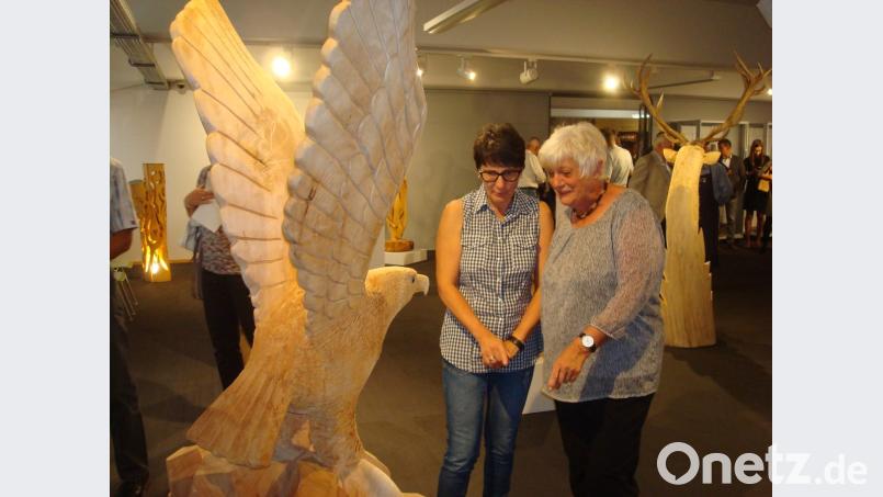 Der Adler hat einen Fisch gefangen - das entdecken die beiden Besucherinnen erst bei genauerem Hinsehen. Bild: wmr