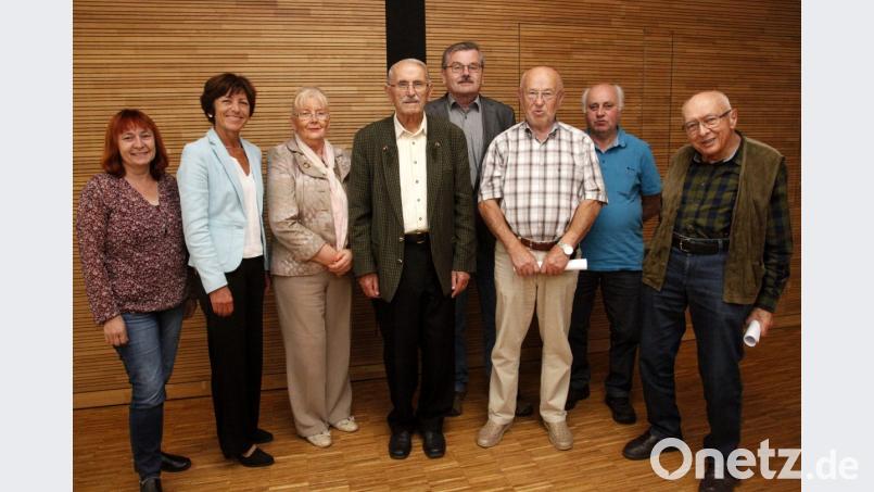 Der Heimatverband stellte die Weichen für die Zeit danach. Das Bild zeigt die Vertreter der Stadt, Sabine Brunner und Bürgermeisterin Ulrike Roidl, zusammen mit den Vorstandsmitgliedern Angelika Bergmann, Erwin Rippl, Gerd Hampl, Willi Dörfler, Bruno Püchner und Toni Werner (von links). Bild: Hirsch