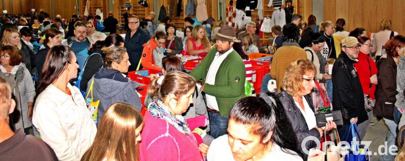 Ein Blick in die Turnhalle, die Besucher standen an der Kasse Schlange. Die Krabbelruppe hat einen Basar organisiert, der für die Besucher gut sortiert war. Bild: zer