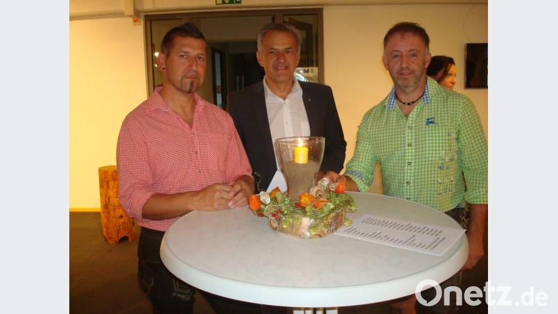 Michael Papsch, Bürgermeister Roland Grillmeier und Motorsägenkünstler Peter Dietz (von links). Bild: wmr