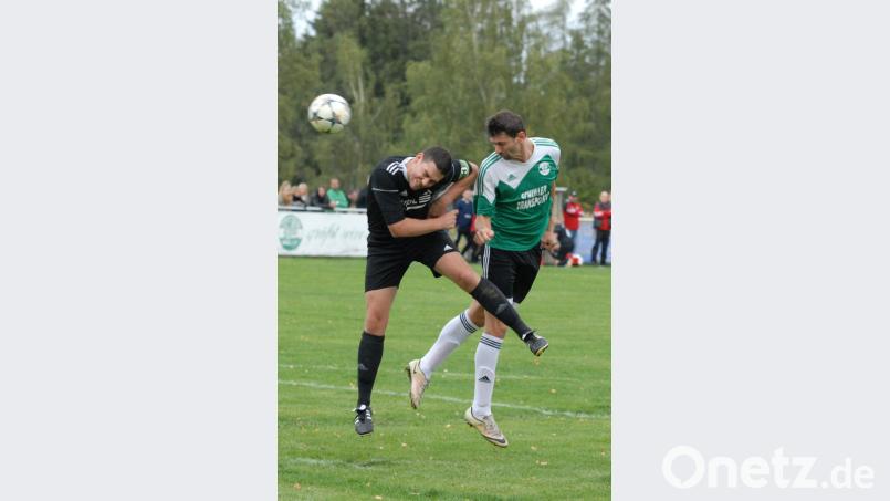 Der Plößberger Peter Tretter (rechts) gewinnt den Luftkampf gegen Thomas Schieder. Die SpVgg Vohenstrauß kassierte beim 0:1 in Plößberg die erste Saisonniederlage. Bild: gb