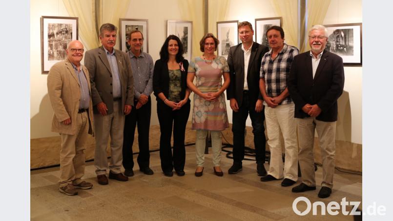 Die Ausstellungseröffnung begleiteten (von links) Stiftungsvorstand Hans Eibauer, stellvertretender Landrat Jakob Scharf, Pavel Scheufler (Prag), CeBB-Leiterin . Veronika Hofinger, Blanka Mouralová (Prag), Wolfgang Schwarz, Kulturreferent des Adalbert- Stifter-Vereins München, Jiří Pech (Pilsen) und Rudolf Ebneth, geschäftsführender Stiftungsvorstand. Bild: eib