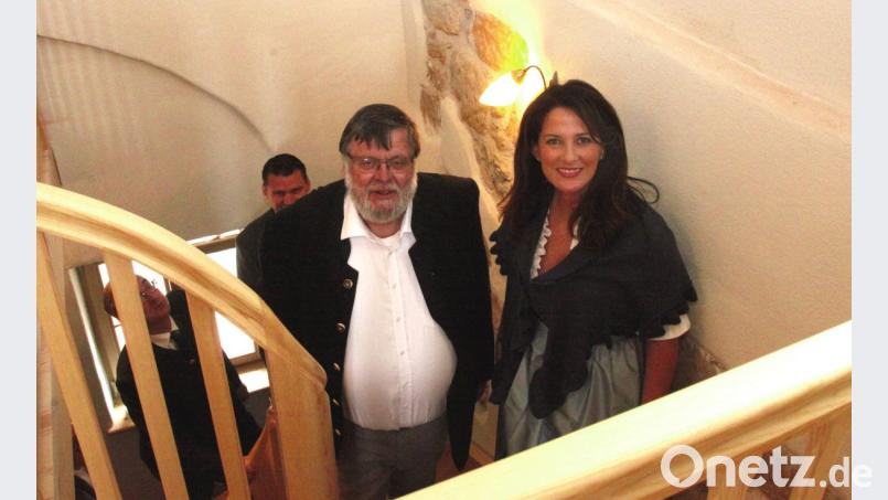 OWV-Vorsitzender Erwin Mayer führte Ministerin Michaela Kaniber durch das Haus und die neu errichtete Treppe zum Obergeschoss hinauf. Bild: Hirsch
