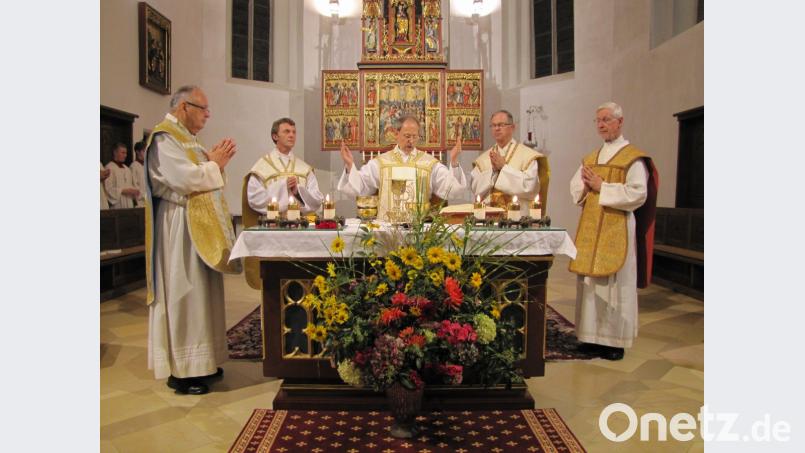 Den Gottesdienst anlässlich der 377. Wallfahrt für die Kirche zelebrieren (von links) Stadtpfarrer Georg Flierl, Kaplan Paul Gebendorfer, Professor Dr. Johannes Hofmann, Pfarrer Martin Neumaier und Pater Klaus Kniffki. Bild: exb
