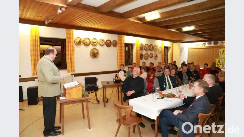 Im Schützenhaus in Siegritz hieß Vorsitzender Bernhard Wenning (links) zur Siegesfeier zahlreiche Gäste. Bild: njn