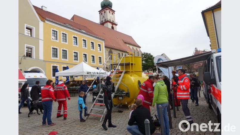 Im gelben U-Boot zeigen die Rettungstaucher dem Publikum ihre Arbeit. Bild: cog