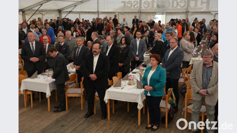 Voll besetzt ist das Festzelt beim Festgottesdienst. Bild: jr