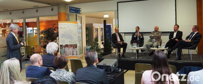 Beim Gesundheitstag diskutierten unter Moderation von Professor Steffen Hamm (sitzend, Fünfter von links) Klinik-Vorstand Josef Götz, CSU-Bundestagsabgeordneter Albert Rupprecht, Frauenkliniken-Direktor Professor Anton Scharl und SPD-Bundestagsabgeordneter Uli Grötsch (von links). Bild: Bühner