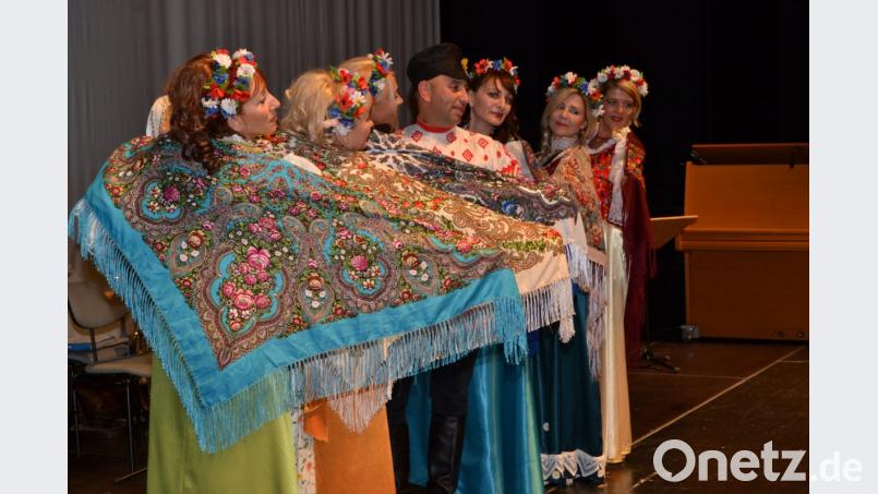 Farbenfroh und stimmgewaltig sind russlanddeutschen Mitglieder der Gruppe "Kalinka". Bild: hcz