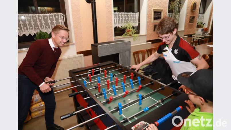 Landtagsabgeordneter Tobias Reiß stellte sich dem Wettkampf am Kicker gegen die Dreifach-Weltmeisterin. Kerstin Schmid gewann mit Bravour 7:2. Bild: njn