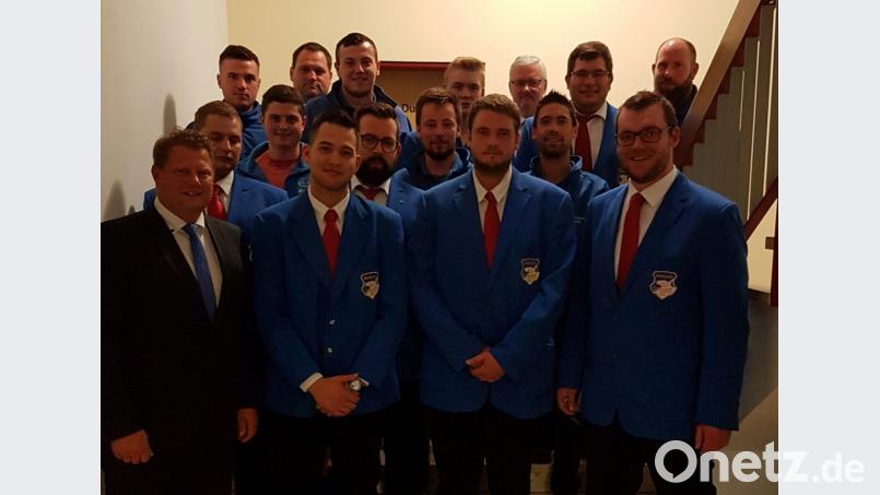 Das neue gewählte Vorstandsteam des Burschenvereins Mitterteich um Vorsitzenden Hans Fick jun. (vorne rechts) mit 2. Bürgermeister Stefan Grillmeier (vorne links). Bild: exb