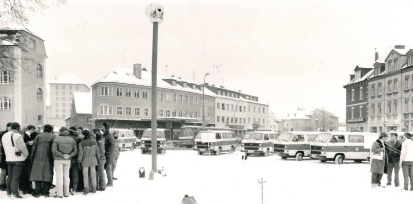 Kernkraftgegner demonstrierten im Januar 1987 auf dem Kreisverkehr am Nabbugrer Tor gegen die Wiederaufbereitungsanlage. In der Mitte bauten sie einen drei Meter hohen &quot;Kamin&quot; auf, auf dem ein Totenkopf thronte. Bild: ref