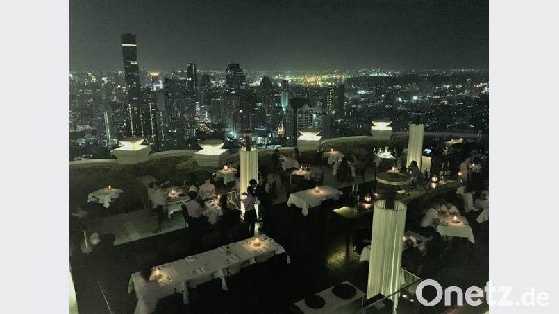 Der Welt höchstes Dachterrassen-Restaurant findet sich im Sirocco. Die meisten Besucher genießen aber lieber einen Sundowner in der Skybar. Und den Blick auf das nächtliche Bangkok. Bild: bz