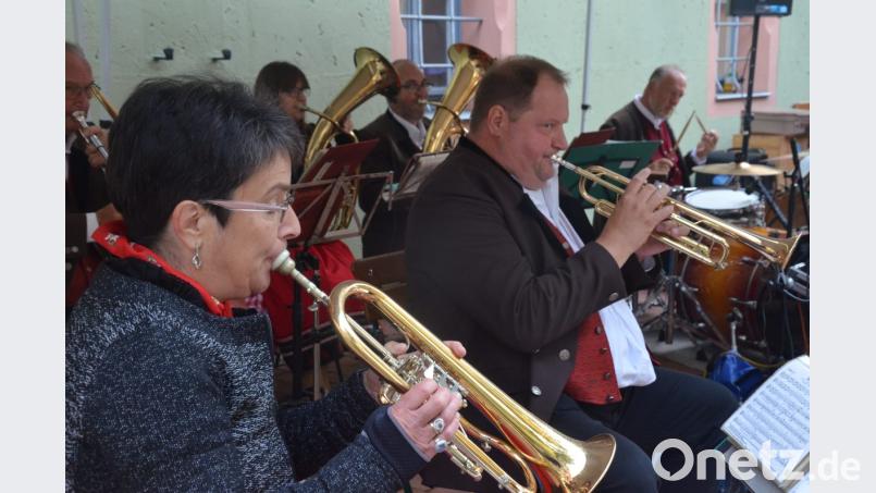 Mit der Störnsteiner Blasmusik wird auf dem Weiden-am-See-Platz gefeiert. Bild: Kunz
