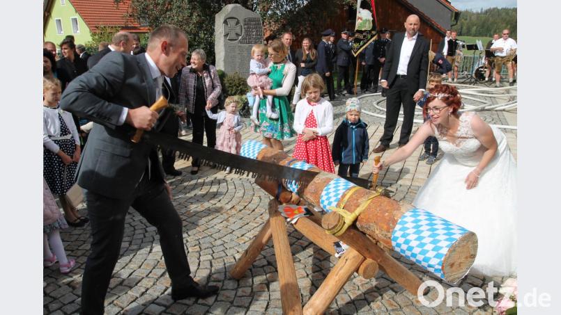 Der Forstwirtschaftsmeister gibt das Tempo vor und meistert zusammen mit seiner Ehefrau problemlos das Durchsägen des Baumstamms. Bild: pi