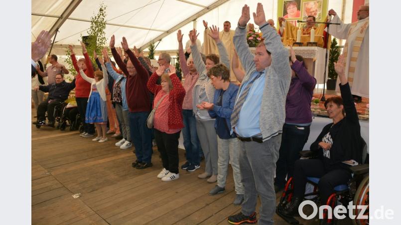 Alle machen mit beim gemeinsamen „Vater unser“. Bild: jr