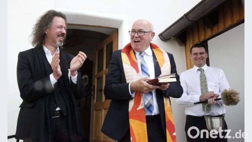 Die gut gelaunten Geistlichen Arne Langbein und Hans Amann segneten das Türmerhaus, assistiert vom "Ministranten" Thomas Ebeling. Bild: Hirsch