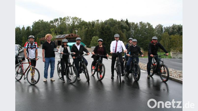 Abfahrt nach Neusorg: Auch Finanzminister Albert Füracker (Vierter von rechts) schwingt sich aufs Fahrrad. Bild: fpoz