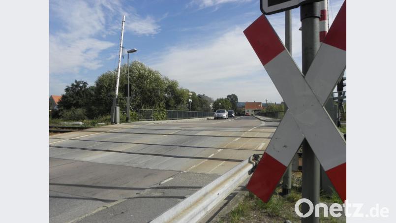 Bodenbelag erneuern und Schiene auswechseln: Diese Arbeiten muss die Deutsche Bahn AG am Nabburger Bahnübergang ausführen. Er wird dazu vom 26. bis 31. Oktober gesperrt. Bild: Wilhelm Amann