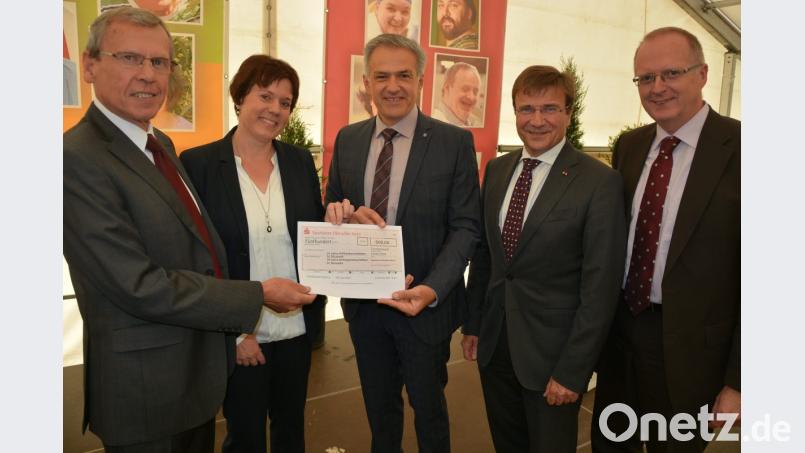 Mit einer Spende von 500 Euro überrascht Bürgermeister und stellvertretender Landrat Roland Grillmeier (Mitte) die beiden Einrichtungsleiter Elke Bauer und Dr. Karl Kick (links). Darüber freuen sich (von rechts) Johannes Magin und KJF-Direktor Michel Eibl. Bild: jr