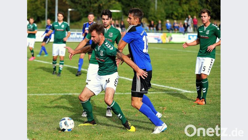 Benjamin Werner (blaues Trikot) erzielte mit seinem fünften Saisontor das zwischenzeitliche 1:3, zu mehr reichte es aber für die SpVgg SV Weiden nicht in Bad Abbach. Bild: Werner Franken