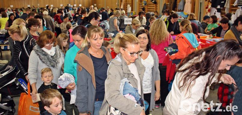 Ein Blick in die Turnhalle, die Besucher standen an der Kasse Schlange. Die Krabbelruppe hat einen Basar organisiert, der für die Besucher gut sortiert war. Bild: zer