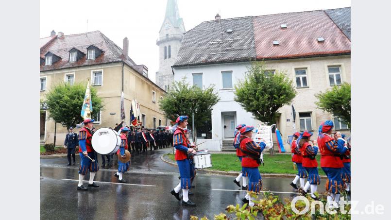 Mit Musik des Spielmannszuges ging der Festzug bei Regen von der Kirche zum Festplatz, wo sich ein Weißwurst-Frühschoppen im Kirwa-Zelt anschloss. Bild: njn