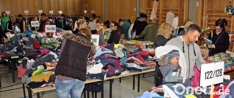 Ein Blick in die Turnhalle, die Besucher standen an der Kasse Schlange. Die Krabbelruppe hat einen Basar organisiert, der für die Besucher gut sortiert war. Bild: zer