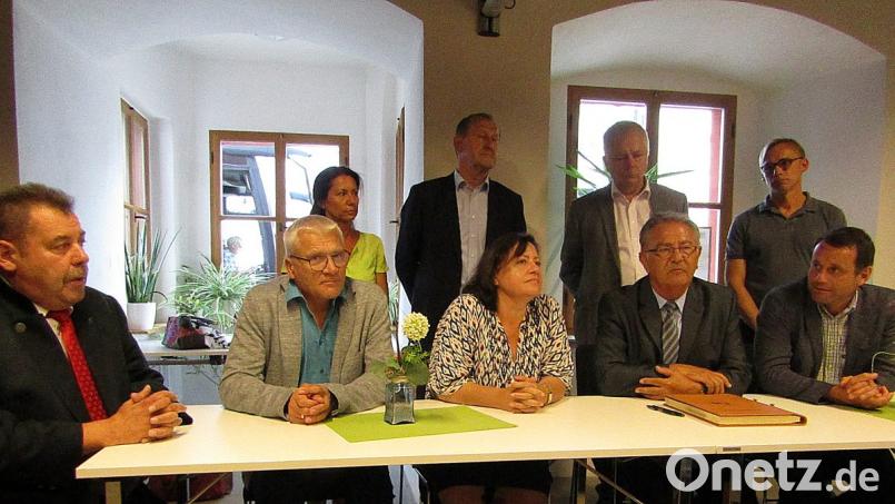 Am Gesprächstisch im Bürgerhaus (von links): SPD-Ortsvorsitzender Günter Sertl, 3. Bürgermeister Norbert Gradl, Angelie Leißner, Bezirksrat Richard Gaßner, Bundestagsabgeordnete Bärbel Kofler, Landtagsabgeordneter Reinhold Strobl, 2. Bürgermeister Herbert Lehner, Bezirkstagslistenkandidat Peter Danninger und Landtagsdirektkandidat Uwe Bergmann. Bild: sck