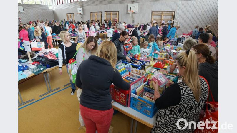 Neben Kleidung waren auch Spiele und Bücher beim Herbstbasar der Eltern-Kind-Gruppen der KAB sehr gefragt. Bild: nib