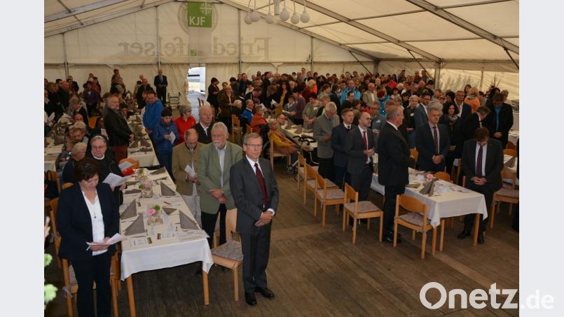 Voll besetzt ist das Festzelt beim Festgottesdienst. Bild: jr