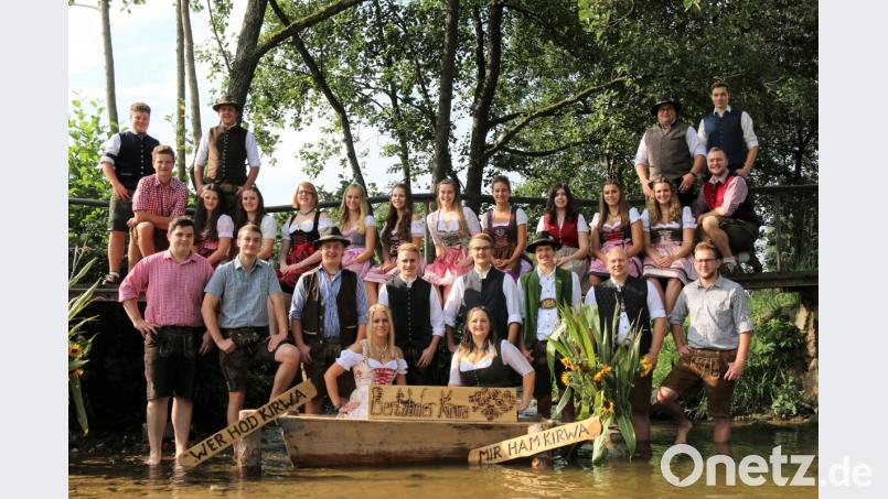 Die Pertolzhofener Kirwapaare sind bereits in Vorfreude auf die Festtage am letzten Septemberwochenende. Zum zehnten Mal jährt sich die Neuauflage der Traditionsveranstaltung. Bild: exb