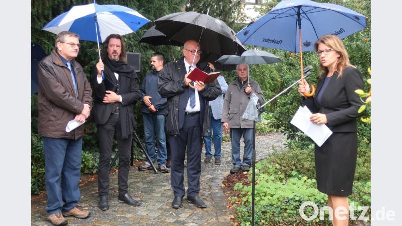 Dritte Bürgermeisterin Martina Englhardt (rechts) betonte bei der Gedenkfeier am „Falkenauer Wastl“ die guten Beziehungen der Stadt zum Heimatverband. Vorsitzender Gerd Hampl und die beiden Geistlichen Arne Langbein und Hans Amann (von links) gedachten der Opfer von Krieg und Vertreibung. Bild: Hirsch