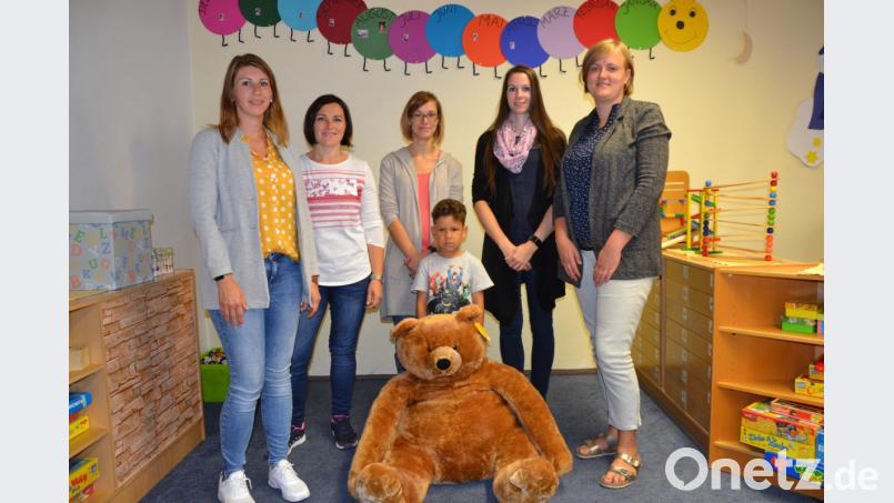 Vincent Jackson freut sich über den großen Teddybär. Er ist Sieger des Luftballon-Wettbewerbs des Elternbeirats des Kindergartens. Bild: gi